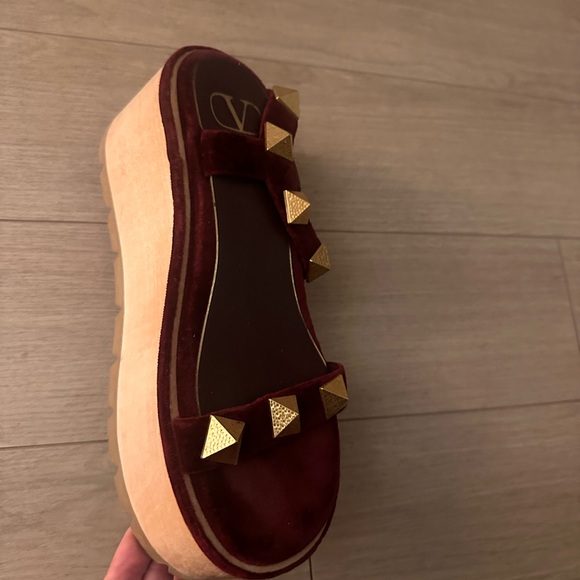 Very exclusive  Valentino Platform. Burgundy the Pantone of this year - Picture 3 of 4
